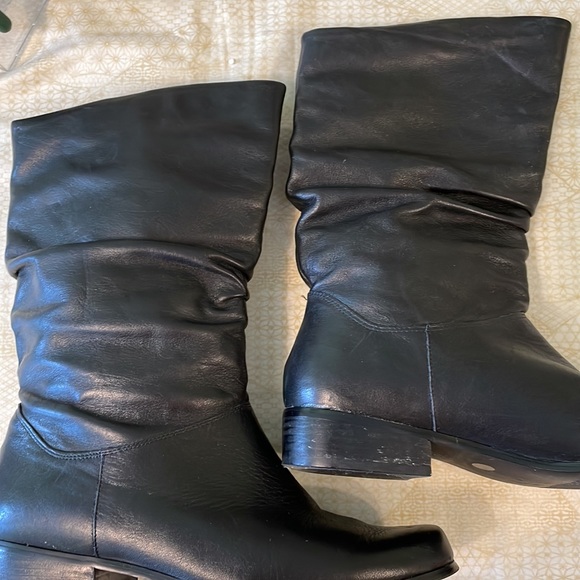StJohns Bay women’s boots upper leather. Great condition inside and out. - Picture 9 of 12